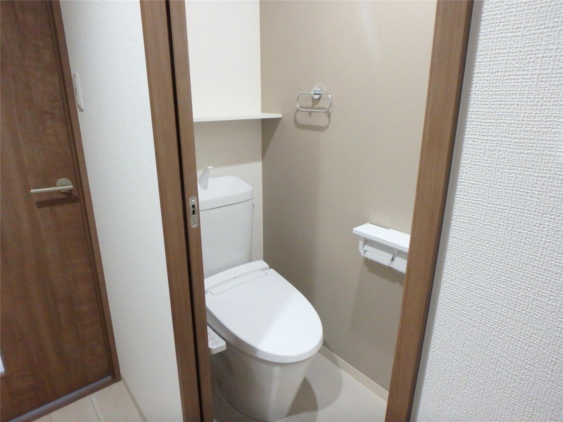 トイレ　棚付きのトイレです