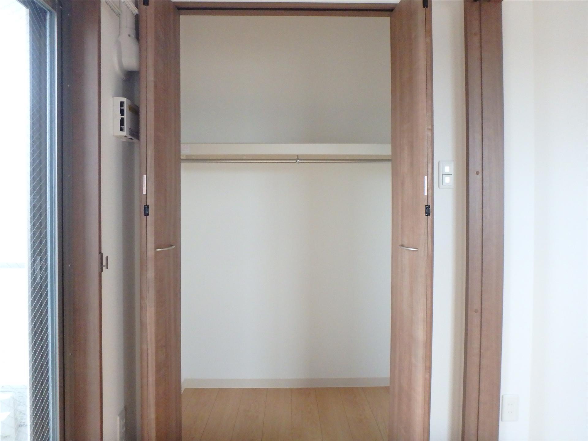 収納　上部にもハンガーバーあるクローゼットです