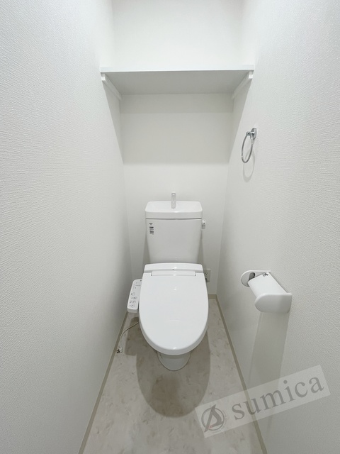 トイレ　人気アイテムの温水洗浄便座。清潔感のあるトイレです。