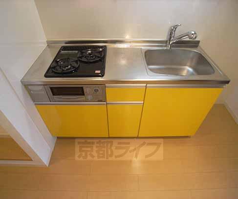 キッチン　グリル付きの２口システムキッチンです。