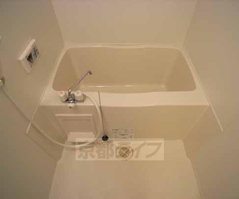 バス・シャワールーム　お風呂。温度調節機がお風呂の中にもあって便利。