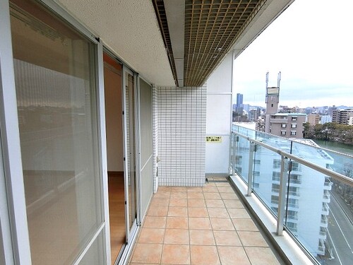 バルコニー　南西向きバルコニー（リビング側）　※2023年1月撮影