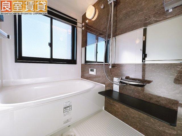 バス・シャワールーム　浴室乾燥機、追い焚き機能付き