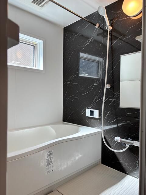 バス・シャワールーム　コンパクトで使いやすいお風呂です