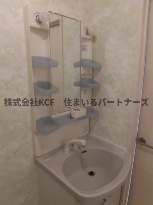 洗面設備　独立洗面台、小物を置くことができて便利です