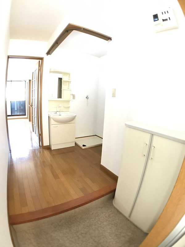 玄関　圧迫感のない玄関スペース