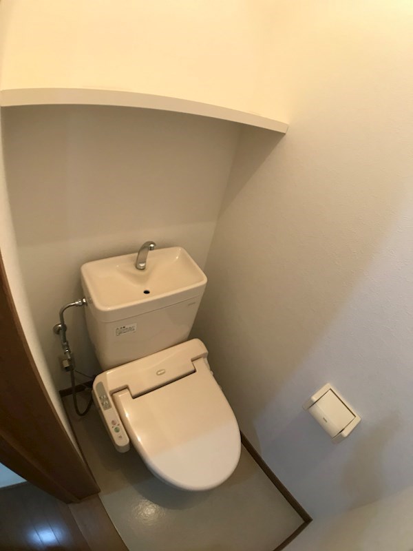 トイレ　トイレ上部にトイレ用品が置けます