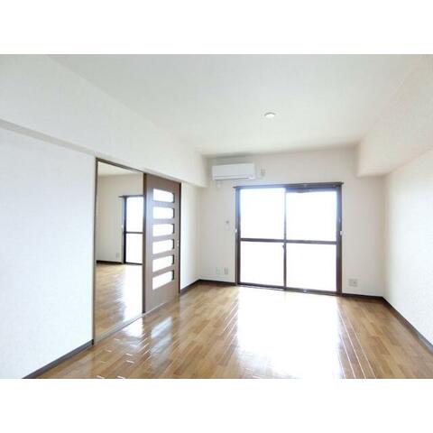 居室・リビング　こちらのリビングで趣味の時間をお楽しみください