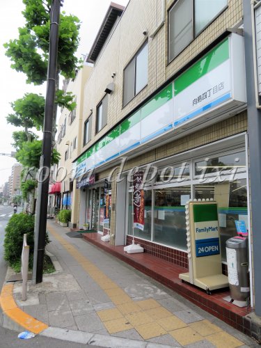 コンビニ　ファミリーマート向島四丁目店（コンビニ）まで303m