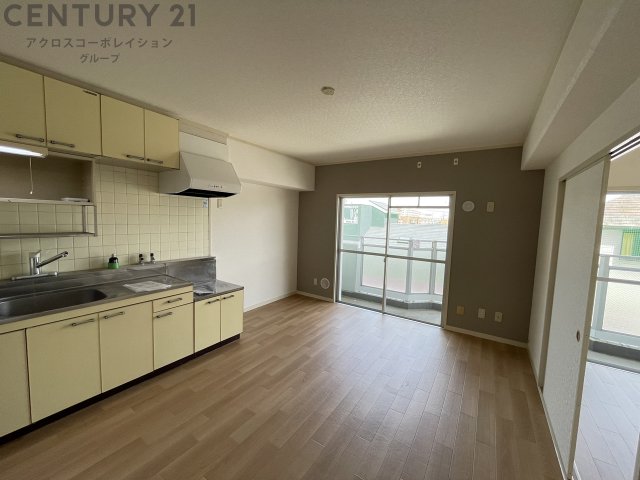 居室・リビング　床色が落ち着いた色合いで、とてもきれいです。