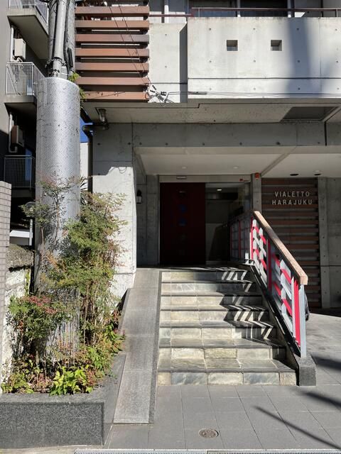 エントランス　落ち着いたエントランスです