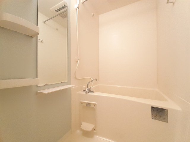 バス・シャワールーム　コンパクトで使いやすいお風呂です