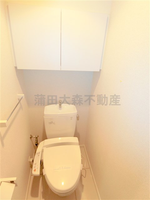 トイレ　棚収納と温水暖房便座付きトイレ