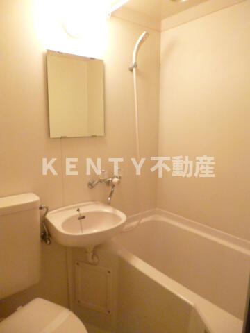 洗面設備　明るい洗面所です