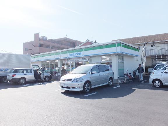 コンビニ　ファミリーマート草加稲荷店（コンビニ）まで395m