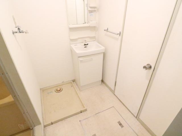 洗面設備　明るい洗面所です