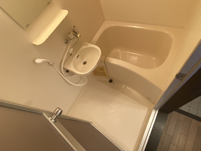 バス・シャワールーム　★鏡付の清潔感のあるバスルームです★