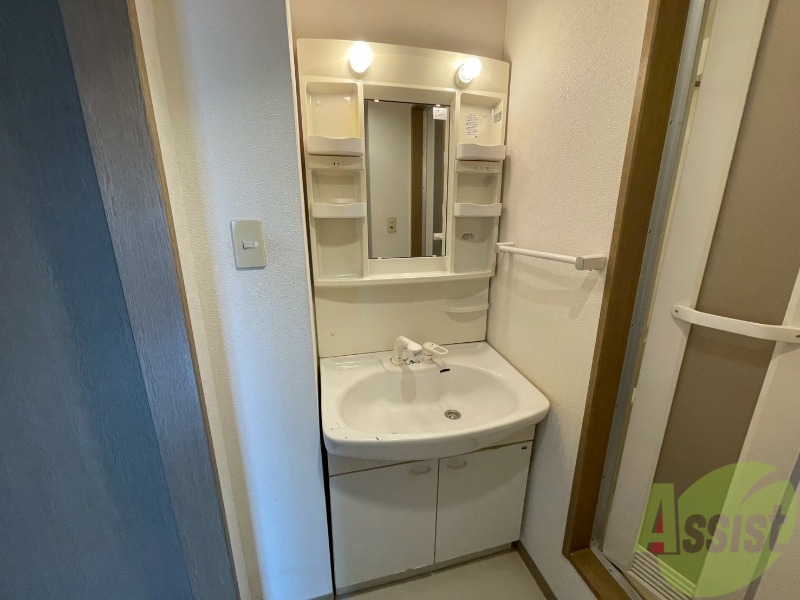 洗面設備　シャンプードレッサー。身支度はここでばっちりですね。