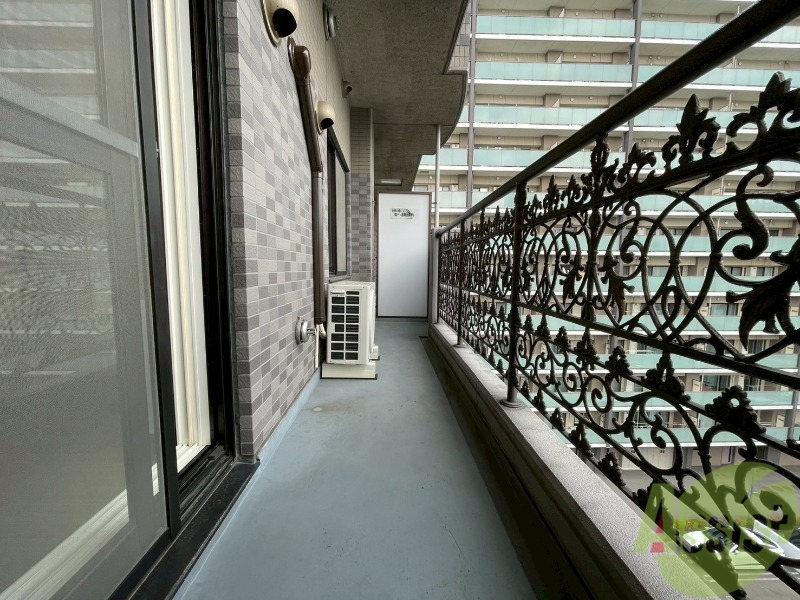 バルコニー　バルコニーは幅があり、広い印象を受けました。