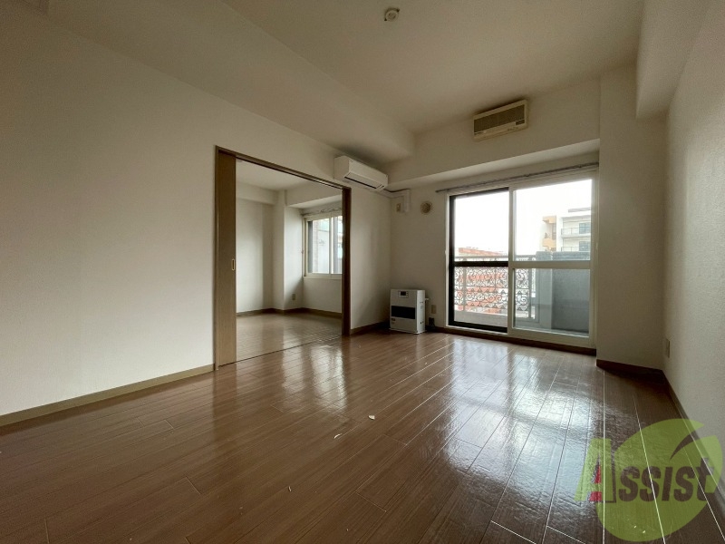 居室・リビング　リビングです。窓が大きくて明るいですね！