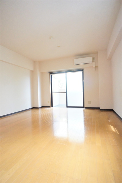 居室・リビング　明るい雰囲気で暮らしやすい！優しい質感の室内がオススメ☆