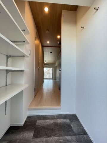 玄関　写真は同タイプ住居です。