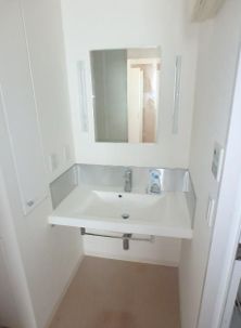 洗面設備　独立洗面台、小物を置くことができて便利です