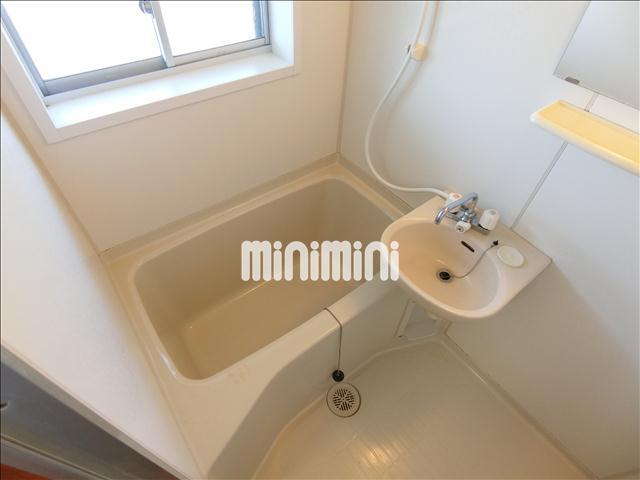 バス・シャワールーム　ゆったり浴槽に浸かる事が出来ますね。