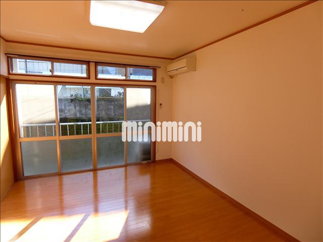 居室・リビング　ピカピカのフローリングのお部屋です。