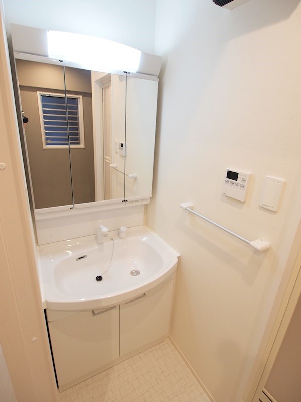 洗面設備　タイルが特徴的な脱衣所。