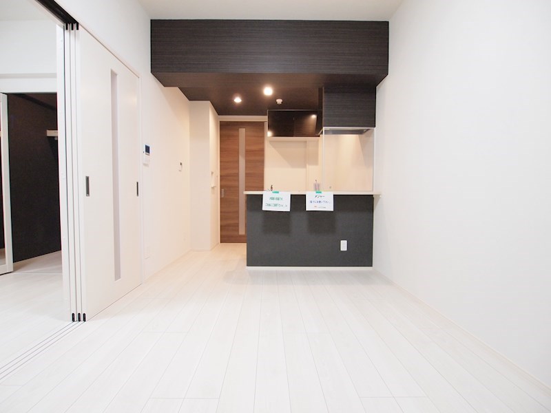 居室・リビング　内装は落ち着いた色合いです。