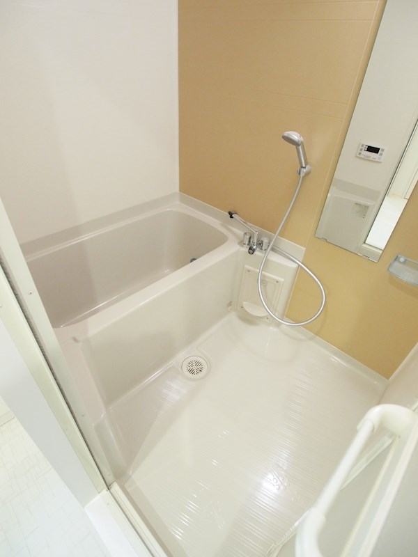 バス・シャワールーム　浴室にも出窓あり。リラックスできます。