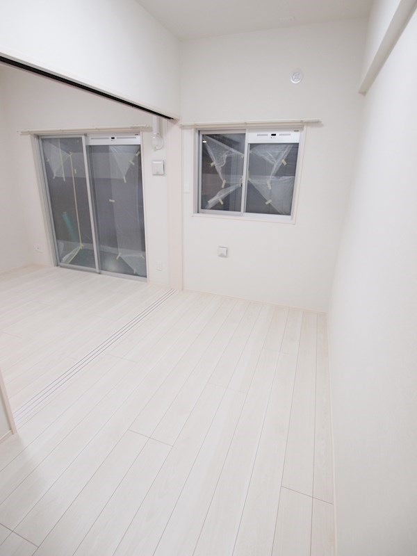 その他部屋・スペース　窓のある寝室。