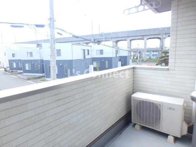 バルコニー　２階のお部屋で洗濯物もたくさん干せます。