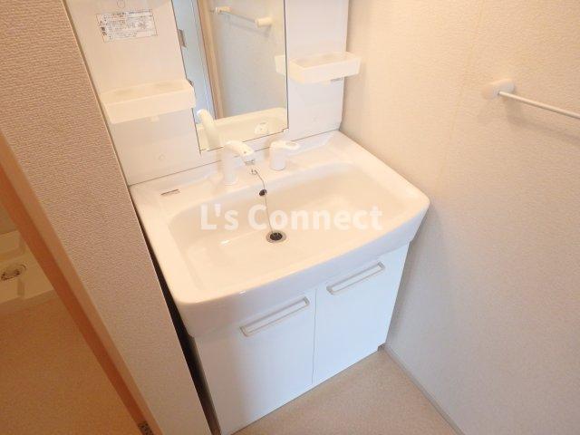 洗面設備　朝の支度もスムーズな独立洗面台。