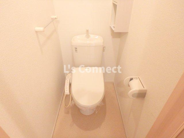 トイレ　温水洗浄便座付きのトイレ。