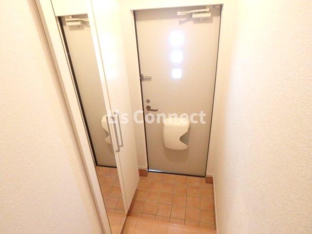 玄関　背の高い下駄箱には鏡付きで身だしなみチェック。