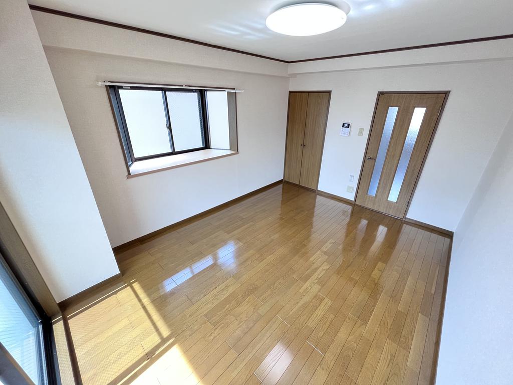 居室・リビング　同建物角部屋の参考　※募集部屋に側面窓はございません。