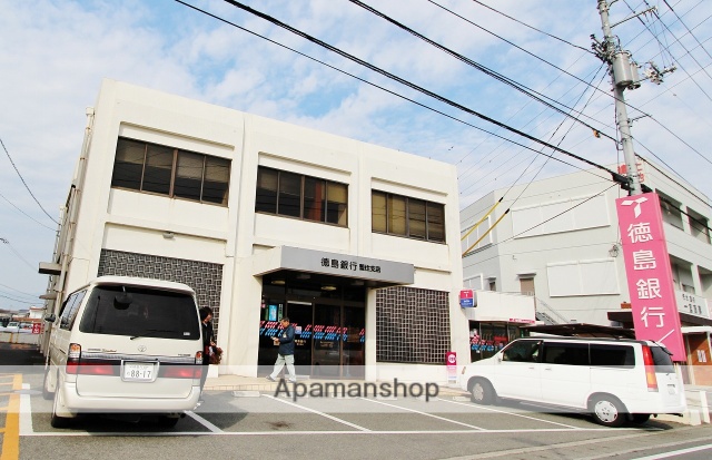 銀行　（株）徳島銀行／藍住支店（銀行）まで481m