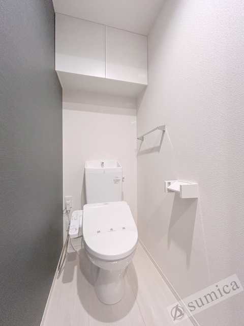 トイレ　人気アイテムの温水洗浄便座。清潔感のあるトイレです。