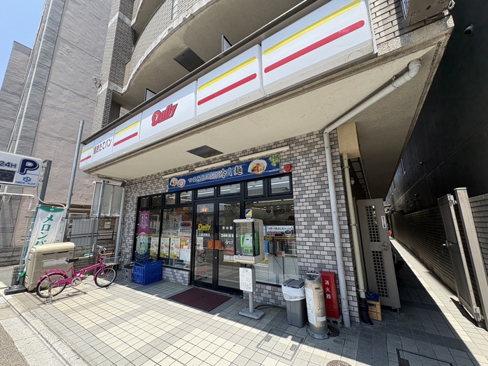 コンビニ　デイリーヤマザキ（コンビニ）まで120m