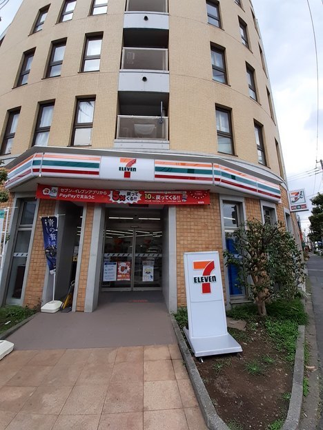 コンビニ　セブンイレブン 新代田駅前店（コンビニ）まで300m