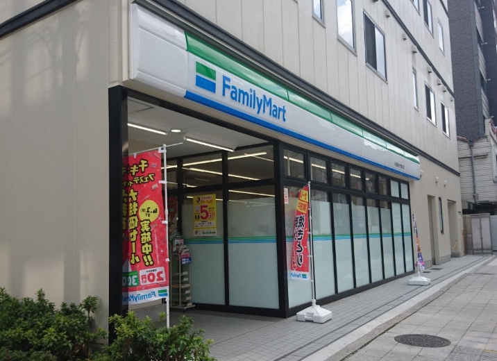 コンビニ　ファミリーマート小伝馬町大門通り店（コンビニ）まで72m