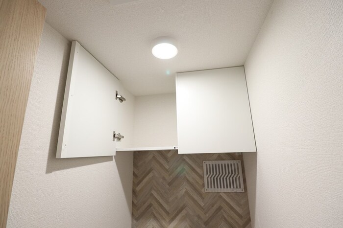 トイレ　トイレ上収納棚