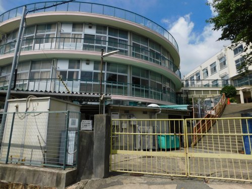 小学校　神戸市立美野丘小学校（小学校）まで612m