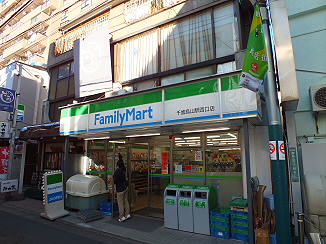 コンビニ　ファミリーマート（コンビニ）まで50m