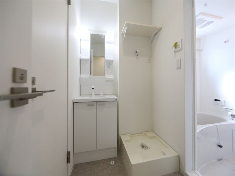 洗面設備　脱衣所　独立洗面台（シャンプードレッサー付）収納スペース有