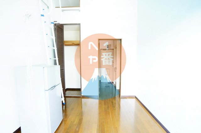 居室・リビング　ロフト付きのヘヤ