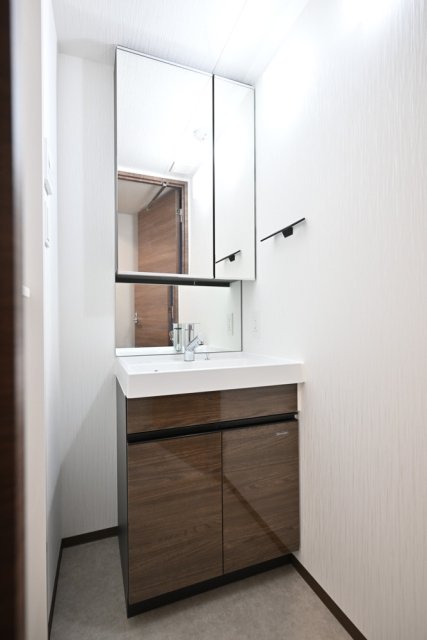 洗面設備　独立洗面台、小物を置くことができて便利です