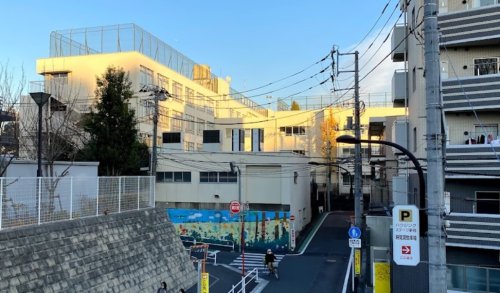 小学校　新宿区立戸山小学校（小学校）まで1509m